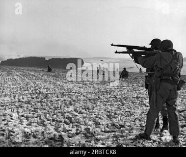 Bastogne, Belgien, 27. Dezember, 1944 Infanterie-Männer des 10. Infanterie-Regiments, 4. Panzerdivision, feuern auf deutsche Truppen, im amerikanischen Vormarsch, um den Druck auf umzingelte A/B-Truppen zu verringern. Stockfoto