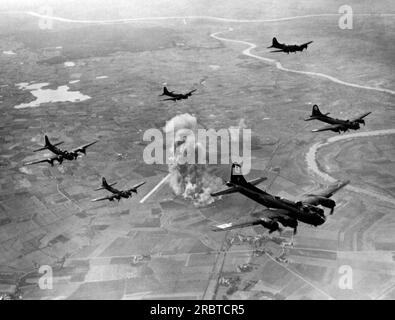 Marienburg, Deutschland, 22. Oktober 1943 Rauch steigt aus der bombardierten Focke-Wulf-Flugzeugkämpferanlage auf, als B-17 fliegende Festungen des US-Luftwaffenkommandos 8. auf dem Heimweg von dem heutigen Malbork, Polen, von ihrem Ziel abrücken. Stockfoto