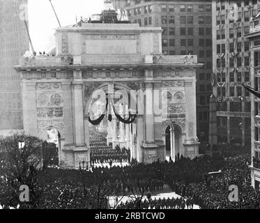 New York, New York: 25. März 1919 Männer der 27. Division passieren den Victory Arch auf der Fifth Avenue während der größten Militärparade, die New York je abgehalten hat. Stockfoto