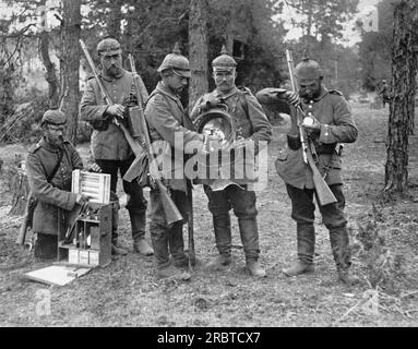 Deutschland: ca. 1916 deutsche Soldaten mit einer der neuesten Erfindungen ihres Landes, einem tragbaren Suchscheinwerfer für Nachtarbeit in den Gräben und auf dem Schlachtfeld. Wenn er nicht benutzt wird, wird er auseinandergenommen und seine Teile werden auf fünf Männer verteilt. Bei Bedarf kann er schnell montiert und eingesetzt werden. Stockfoto