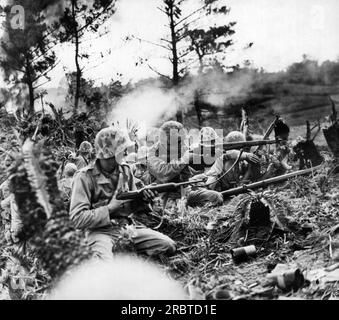 Okinawa, Japan: Am 16. Mai 1945 auf einem Hügel nördlich der Hauptstadt Naha bereiten sich die Marines auf eine Kampagne vor, um die Stadt zu erobern. Stockfoto