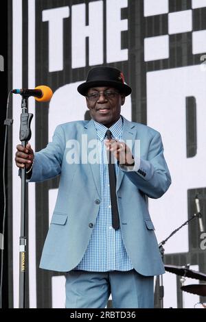 Southampton, Großbritannien. 08. Juli 2023. Der in Jamaika geborene Sänger, Songwriter Neville Eugenton Staple, auch bekannt als Neville Staple oder Staples, tritt live auf der Bühne des Let's Rock 1980er Retro Revival Festivals mit der Neville Staple Band auf. Neville ist bekannt für seine Verbindung mit der 2-farbigen Ska-Band The Specials und Fun Boy Three. Er trat auch bei Special Beat auf, einer Ska Supergroup Credit: SOPA Images Limited/Alamy Live News Stockfoto