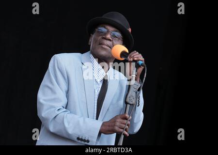 Southampton, Großbritannien. 08. Juli 2023. Der in Jamaika geborene Sänger, Songwriter Neville Eugenton Staple, auch bekannt als Neville Staple oder Staples, tritt live auf der Bühne des Let's Rock 1980er Retro Revival Festivals mit der Neville Staple Band auf. Neville ist bekannt für seine Verbindung mit der 2-farbigen Ska-Band The Specials und Fun Boy Three. Er trat auch bei Special Beat auf, einer Ska Supergroup Credit: SOPA Images Limited/Alamy Live News Stockfoto