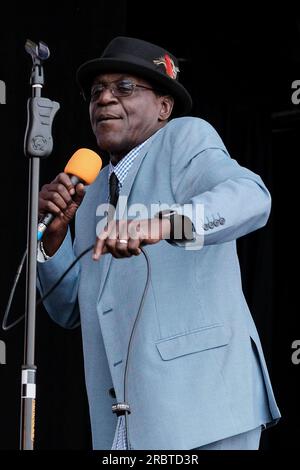 Southampton, Großbritannien. 08. Juli 2023. Der in Jamaika geborene Sänger, Songwriter Neville Eugenton Staple, auch bekannt als Neville Staple oder Staples, tritt live auf der Bühne des Let's Rock 1980er Retro Revival Festivals mit der Neville Staple Band auf. Neville ist bekannt für seine Verbindung mit der 2-farbigen Ska-Band The Specials und Fun Boy Three. Er trat auch bei Special Beat auf, einer Ska Supergroup Credit: SOPA Images Limited/Alamy Live News Stockfoto