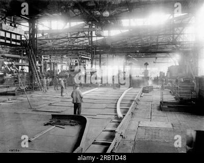 Essen, Deutschland: ca. 1915. Szene im Krupp-Waffenwerk, wo Waffen und Munition sowohl für die Kaiserstreitkräfte als auch für die deutschen Verbündeten gedrängt werden. Stockfoto