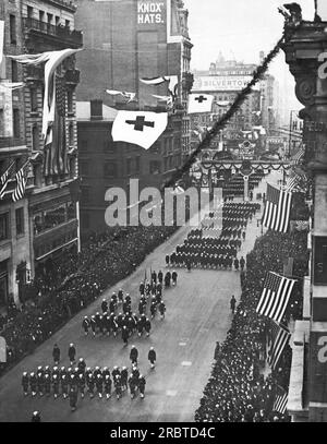 New York, New York: 25. Dezember 1918 Eine Million Menschen jubeln die Rückkehr der USA an Navy Victory Fleet die Fifth Avenue runter Stockfoto