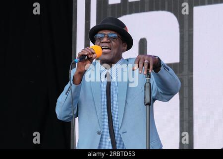 Southampton, Großbritannien. 08. Juli 2023. Der in Jamaika geborene Sänger, Songwriter Neville Eugenton Staple, auch bekannt als Neville Staple oder Staples, tritt live auf der Bühne des Let's Rock 1980er Retro Revival Festivals mit der Neville Staple Band auf. Neville ist bekannt für seine Verbindung mit der 2-farbigen Ska-Band The Specials und Fun Boy Three. Er trat auch bei Special Beat auf, einer Ska Supergroup Credit: SOPA Images Limited/Alamy Live News Stockfoto