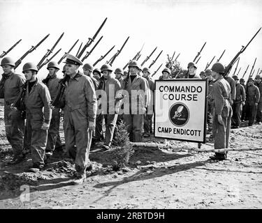 Camp Endicott, Rhode Island: 27. März 1943. USA Navy Seebees auf dem marsch in Camp Endicott, wo sie in Commando-Taktik ausgebildet werden. Stockfoto