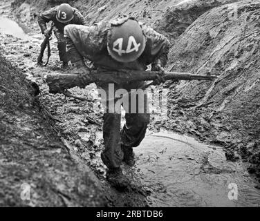 Vereinigte Staaten: c. 1941. Rekruten der US-Armee, die für den Krieg ausgebildet werden. Stockfoto