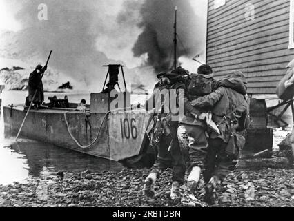 Vaagso, Norwegen: 27. Dezember 1941. Ein verwundetes britisches Kommando wird evakuiert, nach einem Überfall auf deutsche Suppy Depots in Norwegen. Stockfoto