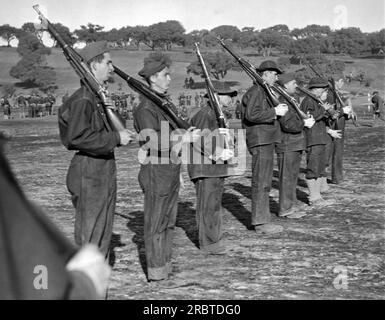 Fort Ord, Kalifornien: 19. November 1940. Die Einführung in das Handbuch der Waffen bot Komplikationen und wenig Präzision als diese Freiwilligen für die USA Die Armee beginnt mit der Grundausbildung. Stockfoto