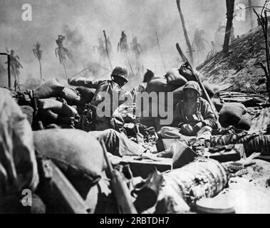 Gilbert-Inseln, Pazifik: November 1943 Ein US-Marine wirft während des Kampfes um die japanische Insel Tarawa eine Handgranate auf einen japanischen Pillbox. Stockfoto