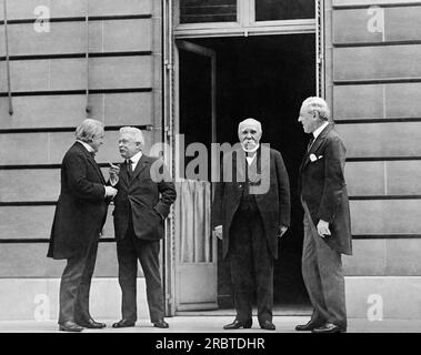 Paris, Frankreich: 1919 die Großen vier auf der Friedenskonferenz von Versailles. L-R sind Premierminister Lloyd George von Großbritannien, Premierminister Vittorio Orlando von Italien, Premierminister Georges Clemenceau von Frankreich und Präsident Woodrow Wilson von den Vereinigten Staaten. Sie treffen sich im Hotel Crillon in Paris. Stockfoto