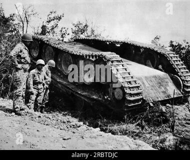 Normandie, Frankreich, 1944 amerikanische Soldaten in neuen Tarnuniformen, die auf den deutschen Tigerpanzer schauen. Stockfoto