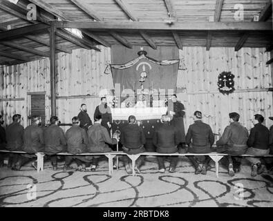 Zussen, Belgien: ca. 1917 Eine katholische Kirche im deutschen Kriegsgefangenenlager Zussen mit Altar und gefangener belgischer Soldatenpriester. Stockfoto
