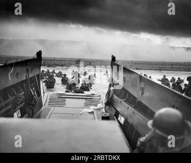 Normandie, Frankreich: 6. Juni 1944 Ein Landing Craft Vehicle, Personal (LCVP), die USS Samuel Chase, verlässt Truppen der Firma E, 16. Infanterie, 1. Infanteriedivision (die große Rote) auf den Fox Green-Abschnitt von Omaha Beach am Morgen des D-Day. Die amerikanischen Soldaten stießen auf verwelkende Maschinengewehre von der deutschen 352. Division, während sie an Land waten. Während der ersten Landung wurden zwei Drittel der Kompanie E zu Opfern. Foto: Robert Sargent, USA Küstenwache. Stockfoto