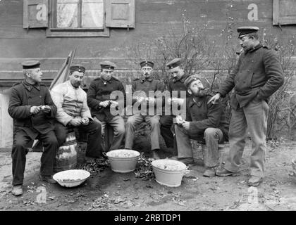 Deutschland: ca. 1915 Deutsche Landsturm-Truppen schälen Kartoffeln. Stockfoto