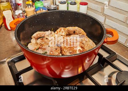 Leckeres hausgemachtes Rindfleisch: Saftige Schnitte, perfekt auf einem Gasherd in einer gemütlichen Küche gebraten Stockfoto