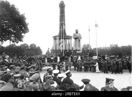 Berlin, Deutschland: 4. September 1915 die Enthüllung der Hidenburger Statue auf dem Königsplatz in Berlin. Es besteht aus 52000 Pfund Erlenholz und ist für Menschen konzipiert, die entweder goldene, silberne, Eisen- oder Stahlnägel hineintreiben, wobei jeder eine Geldsumme darstellt, die an Kriegshilfseinrichtungen gegeben wird. Stockfoto