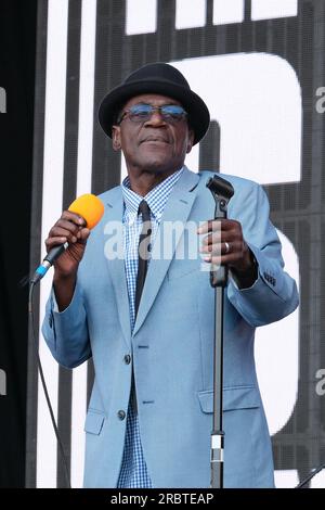 Southampton, Großbritannien. 08. Juli 2023. Der in Jamaika geborene Sänger, Songwriter Neville Eugenton Staple, auch bekannt als Neville Staple oder Staples, tritt live auf der Bühne des Let's Rock 1980er Retro Revival Festivals mit der Neville Staple Band auf. Neville ist bekannt für seine Verbindung mit der 2-farbigen Ska-Band The Specials und Fun Boy Three. Er trat auch bei Special Beat auf, einer Ska-Supergruppe (Foto von Dawn Fletcher-Park/SOPA Images/Sipa USA). SIPA USA/Alamy Live News Stockfoto