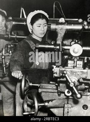 Japan, etwa 1942, Eine japanische Munitionsarbeiterin im Zweiten Weltkrieg Stockfoto