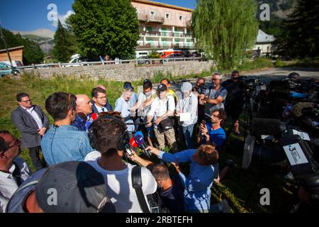 Pressekonferenz mit Marc Chappuis, Präfekt von Alpes-de-Haute-Provence (r), und Remy Avon, Staatsanwalt von Digne-les-Bains (l), am 10. Juli 2023 in Vernet, Frankreich. Eine umfangreiche Suche in der Luft und am Land nach einem vermissten Kleinkind im Berghaus Le Vernet, Frankreich, erreichte die 48-Stunden-Marke, ein Zeitfenster, das nach Ansicht der französischen Behörden „entscheidend sein würde, um unsere Chancen zu optimieren“, ihn zu finden. Der zweieinhalb Jahre alte Junge, identifiziert als Emile, spielte am Samstag gegen 6 Uhr Ortszeit im Garten des Hauses seiner Großeltern, als er verschwand. Foto: Thibaud Durand/ABACAPRES.COM Stockfoto