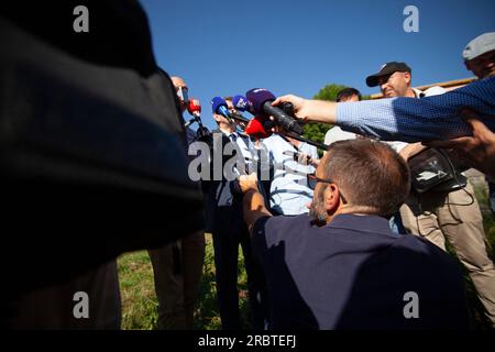 Pressekonferenz mit Marc Chappuis, Präfekt von Alpes-de-Haute-Provence (r) und Rémy Avon, Staatsanwalt von Digne-les-Bains (l), am 10. Juli 2023 in Vernet, Frankreich. Eine umfangreiche Suche in der Luft und am Land nach einem vermissten Kleinkind im Berghaus Le Vernet, Frankreich, erreichte die 48-Stunden-Marke, ein Zeitfenster, das nach Ansicht der französischen Behörden „entscheidend sein würde, um unsere Chancen zu optimieren“, ihn zu finden. Der zweieinhalb Jahre alte Junge, identifiziert als Emile, spielte am Samstag gegen 6 Uhr Ortszeit im Garten des Hauses seiner Großeltern, als er verschwand. Foto: Thibaud Durand/ABACAPRES.COM Stockfoto