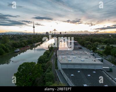 Teich in der Stadt Mannheim mit Seilbahn, die Parks während der Bundesgartenschau BUGA Deutschland verbindet Stockfoto