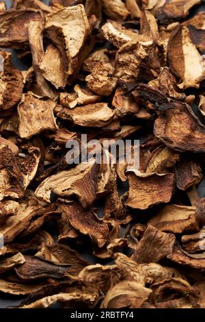 Nahaufnahme von getrockneten Porcini-Pilzscheiben auf beweglicher Plattform Stockfoto