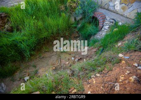 Angabe der ursprünglichen Quelle, die Cala de la Font in Salou (Tarragona, Katalonien, Spanien) ihren Namen gibt Stockfoto