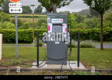 Bordeaux , Frankreich - 07 10 2023 : Logo der Marke mobive und Schildertext Vorderseite der Station Straße Elektrischer Ladedienst für Elektro- und Hybridfahrzeuge in Stockfoto