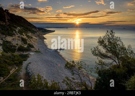 Sonnenaufgang am Strand Cala del Reguerot, im Kap Cap de Salou an der Küste der Costa Daurada (Tarragona, Katalonien, Spanien) ESP: Amanecer en Salou (España) Stockfoto