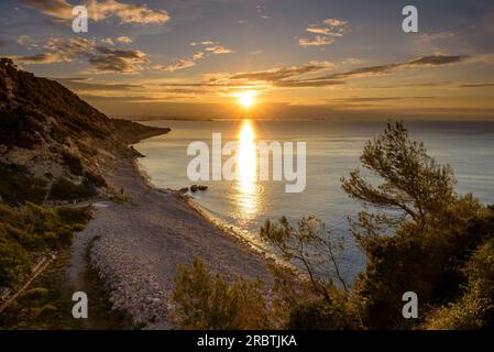 Sonnenaufgang am Strand Cala del Reguerot, im Kap Cap de Salou an der Küste der Costa Daurada (Tarragona, Katalonien, Spanien) ESP: Amanecer en Salou (España) Stockfoto