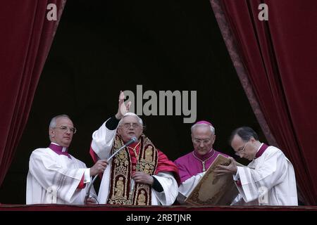 Vatikan, 19. April 2005. Petersplatz. Kardinal Joseph Ratzinger, zum Papst gewählt, wählt den Namen Benedict XVI Stockfoto