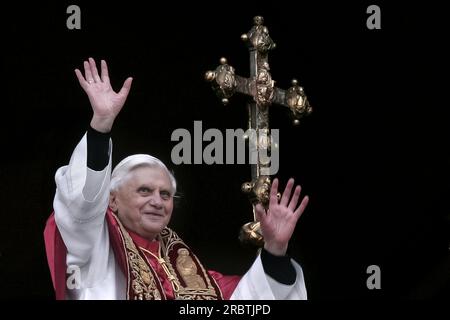 Vatikan, 19. April 2005. Petersplatz. Kardinal Joseph Ratzinger, zum Papst gewählt, wählt den Namen Benedict XVI Stockfoto