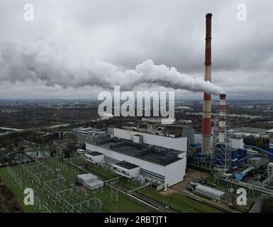 In der Strom- und Heizungsanlage strömte dichter Rauch aus der Strom- und Heizungsanlage viev Łęg Stockfoto