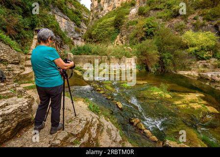 Die Gorg Negre-Schlucht in Querol, einer der Orte, an denen der Fluss Gaià von Klippen umgeben ist (Alt Camp, Tarragona, Katalonien, Spanien) Stockfoto