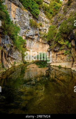 Die Gorg Negre-Schlucht in Querol, einer der Orte, an denen der Fluss Gaià von Klippen umgeben ist (Alt Camp, Tarragona, Katalonien, Spanien) Stockfoto