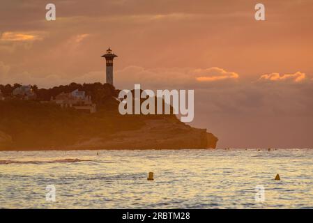 Torredembarra Leuchtturm bei Sonnenaufgang, im Kap Punta de la Galera an der Küste der Costa Daurada (Tarragona, Katalonien, Spanien) ESP: Faro de Torredembarra Stockfoto