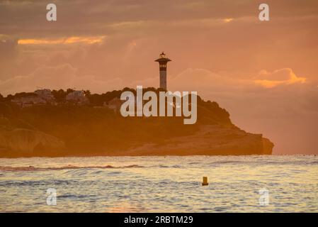 Torredembarra Leuchtturm bei Sonnenaufgang, im Kap Punta de la Galera an der Küste der Costa Daurada (Tarragona, Katalonien, Spanien) ESP: Faro de Torredembarra Stockfoto