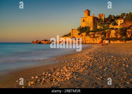 Sonnenaufgang am Strand und Schloss von Tamarit, an der Costa Daurada Küste (Tarragona, Katalonien, Spanien) ESP: Amanecer en la playa y castillo de Tamarit Stockfoto