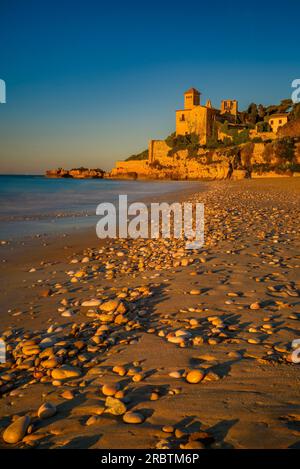 Sonnenaufgang am Strand und Schloss von Tamarit, an der Costa Daurada Küste (Tarragona, Katalonien, Spanien) ESP: Amanecer en la playa y castillo de Tamarit Stockfoto