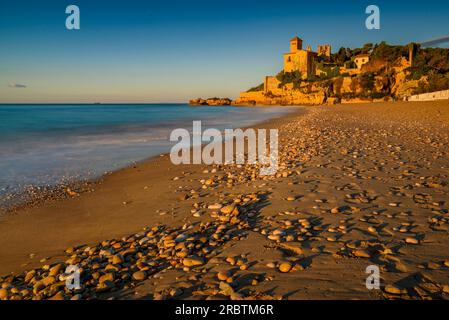 Sonnenaufgang am Strand und Schloss von Tamarit, an der Costa Daurada Küste (Tarragona, Katalonien, Spanien) ESP: Amanecer en la playa y castillo de Tamarit Stockfoto