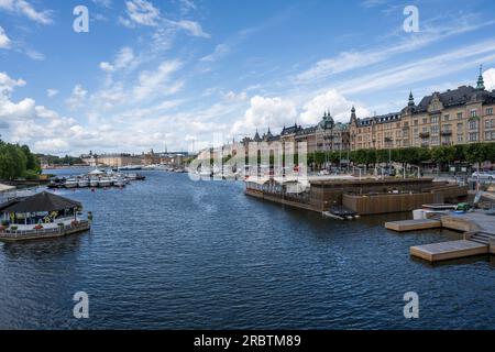 Stockholm, Schweden - Juli 4. 2023 - Blick von der Djurgården-Brücke in Richtung Stadtzentrum Stockfoto