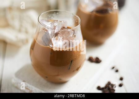 Erfrischender Eiskaffee in einem Glas, selektiver Fokus Stockfoto