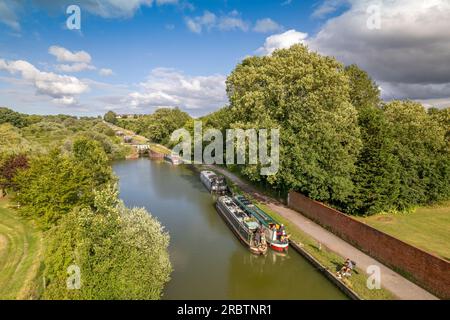 Schmalboote am Fuße des Caen Hill Schleusenflugs nahe Devizes, Wiltshire UK. Stockfoto