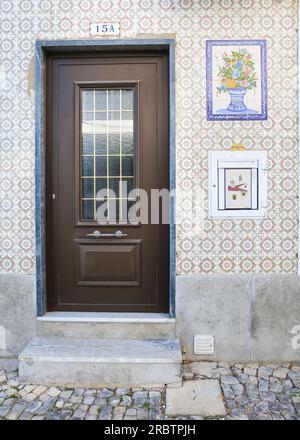 Tavira, Portugal - 20. Oktober 2022: Farbenfrohe und traditionelle Fassade mit hellen Farben in Tavira Stockfoto