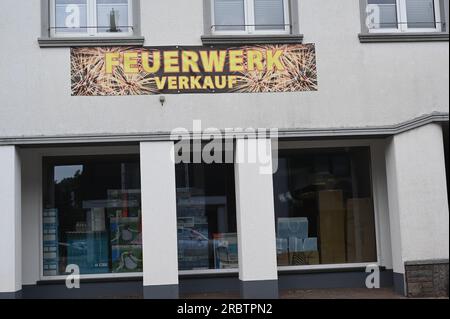 Köln, Deutschland. 02. Juli 2023. Unterzeichnen Sie den Verkauf von Feuerwerkskörpern an einer Fassade des Geschäftsgebäudes. Kredit: Horst Galuschka/dpa/Alamy Live News Stockfoto