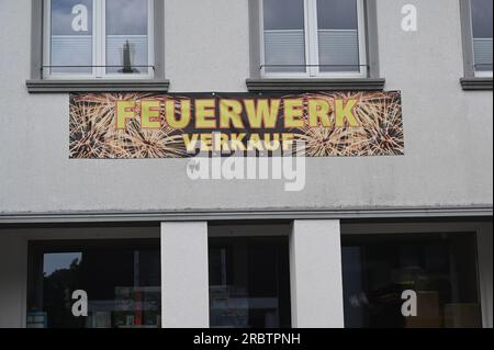 Köln, Deutschland. 02. Juli 2023. Unterzeichnen Sie den Verkauf von Feuerwerkskörpern an einer Fassade des Geschäftsgebäudes. Kredit: Horst Galuschka/dpa/Alamy Live News Stockfoto