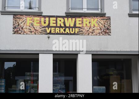 Köln, Deutschland. 02. Juli 2023. Unterzeichnen Sie den Verkauf von Feuerwerkskörpern an einer Fassade des Geschäftsgebäudes. Kredit: Horst Galuschka/dpa/Alamy Live News Stockfoto